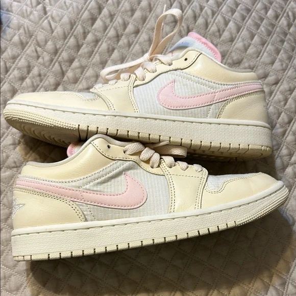 Nike Women's Air Jordan Cream/Pink Sneakers 7.5 - Picture 3 of 8